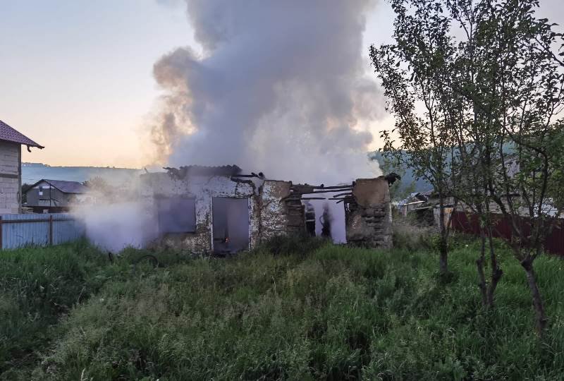 Casă distrusă într-un incendiu izbucnit de la o lumânarea lăsată nesupravegheată