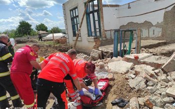 Cele două victime prinse sub …