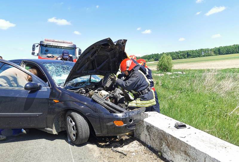 O femeie a ajuns la spital după ce a intrat cu mașina într-un cap de pod