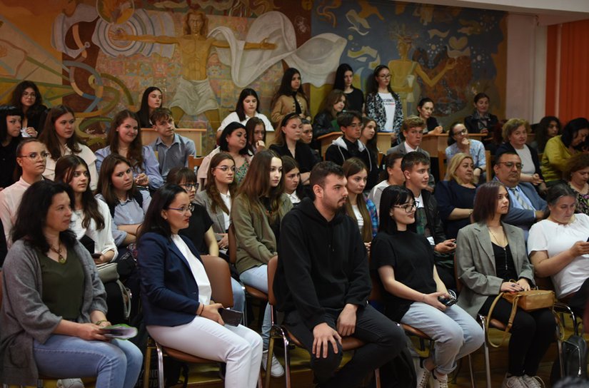 „Tinerii dezbat” cu succes la Botoşani - FOTO