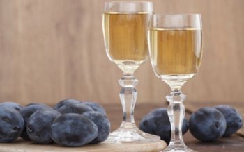 Românii care produc țuică și …