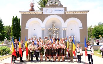 Eroii neamului omagiați de copiii …