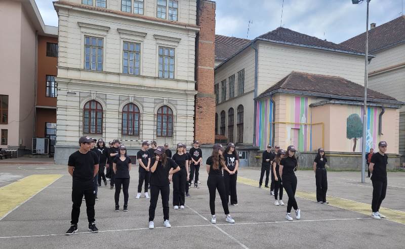 Poliţişti, jandarmi şi specialişti în flashmob invitaţi în şcoli la final de an şcolar - FOTO