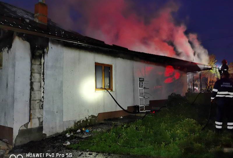 Incendiu într-o gospodărie din județ! Acoperișul unei case și un magazin au fost distruse! - FOTO