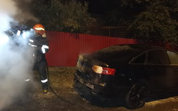 Mașină cuprinsă de flăcări în …