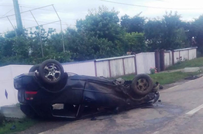 ACCIDENT! Tânăr rănit după ce autoturismul în care se afla s-a izbit de un cap de pod - FOTO