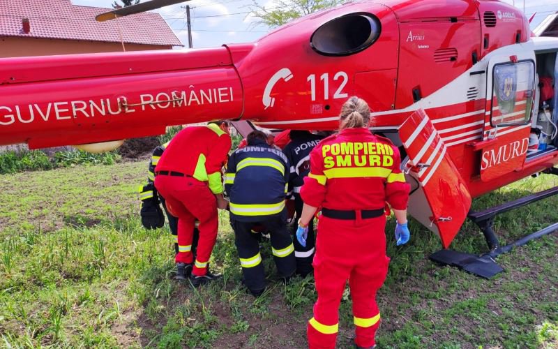 Tânărul rănit în accident, transportat cu un elicopter SMURD la Iași