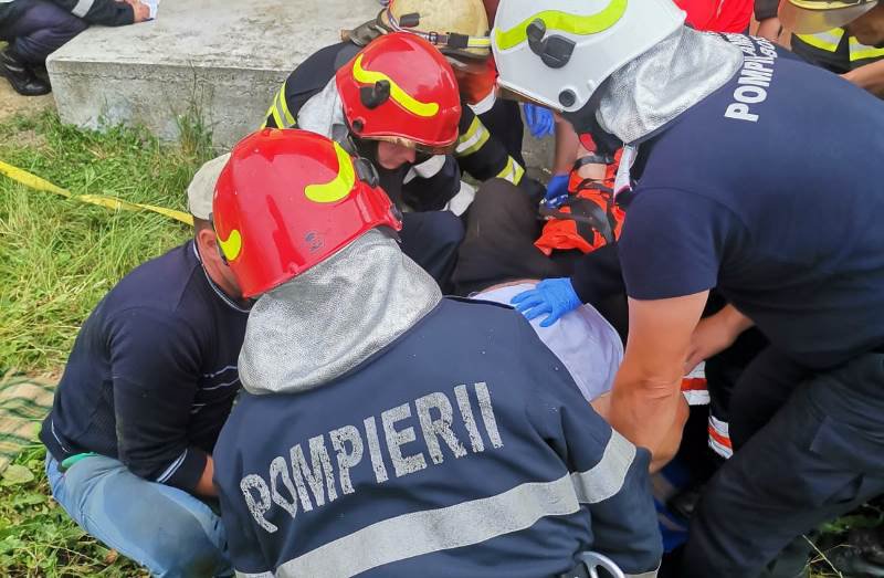 Un pompier din Dorohoi, aflat în timpul liber, a salvat un bărbat căzut într-o fântână - FOTO