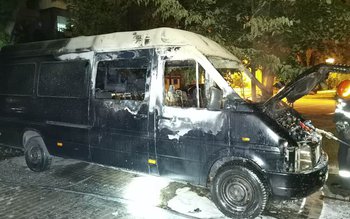 Mașină distrusă de foc pe …