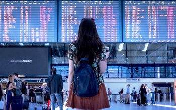 Sute de zboruri anulate în …