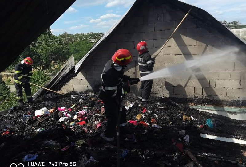 Incendiu violent la casa unei familii din comuna Nicșeni - FOTO