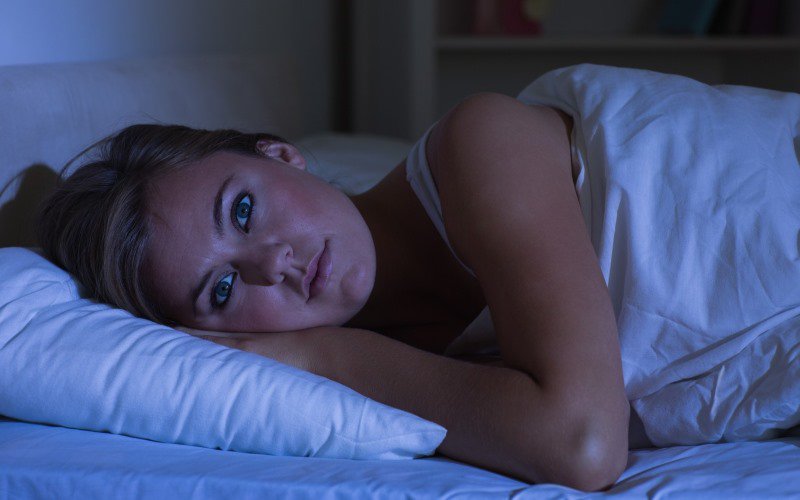 Obiceiul de a dormi cu televizorul aprins crește riscul de obezitate