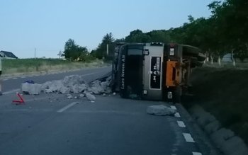 Camion plin cu piatră răsturnat …