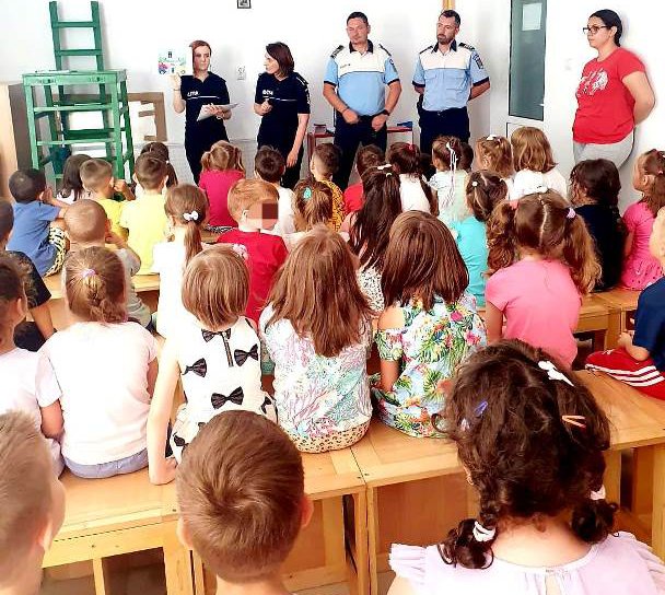 Activități preventive în unitățile de învătământ organizate de polițiștii biroului de siguranță școlară - FOTO