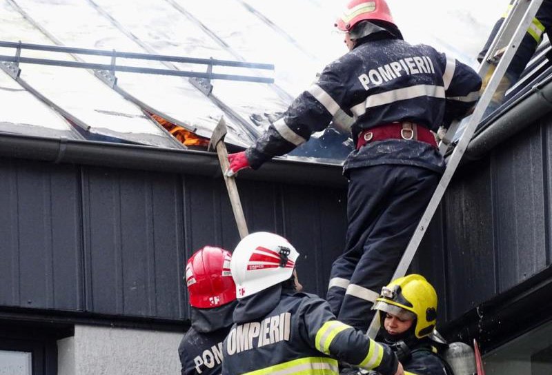 Intervenție a pompierilor după ce acoperișul unei clădiri din Botoșani a fost cuprins de flăcări - FOTO