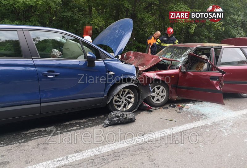 Accident pe drumul Dorohoi - Suceava! Patru persoane au ajuns la spital după impactul frontal dintre două mașini - FOTO