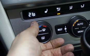 Câți litri de carburant consumă …