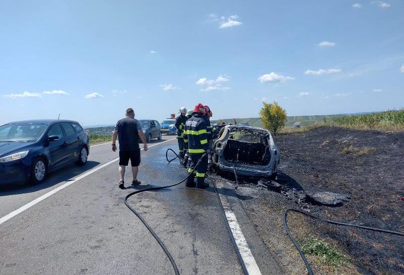 Un autoturism a luat foc în mers pe un drum din județ