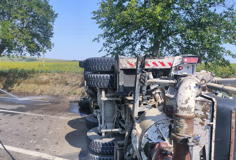 Autospecială de pompare beton răsturnată pe drumul Botoșani – Săveni. Șoferul a ajuns la spital - FOTO