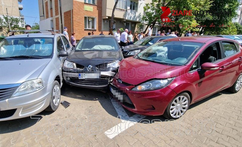 Accident în Dorohoi! Carambol într-o parcare după ce o mașină a fost scăpată de sub control - FOTO