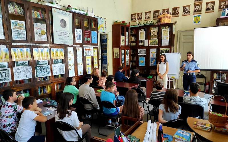 Activități preventiv-informative organizate de polițiștii botoșăneni în cadrul programului „Bibliovacanța”