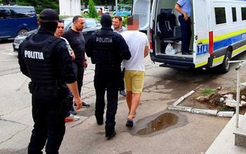 Doi tineri reținuți după ce …