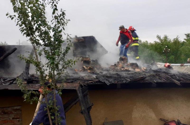 O familie din comuna Sulița a rămas fără acoperiș deasupra capului în urma unui incendiu