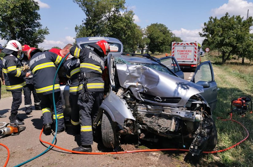 ACCIDENT GRAV! O maşină s-a izbit violent de un copac - FOTO