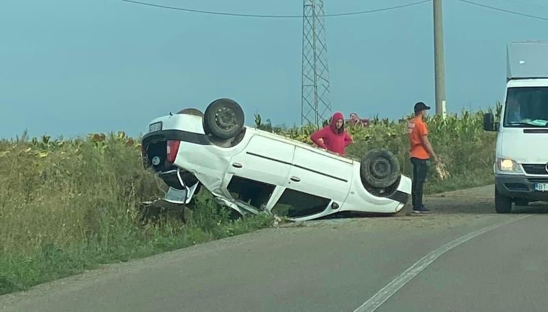 Accident în județ! O mașină s-a răsturnat la intrarea în Corni