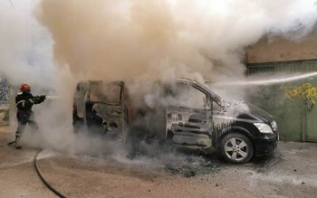 Microbuz distrus de flăcări în …