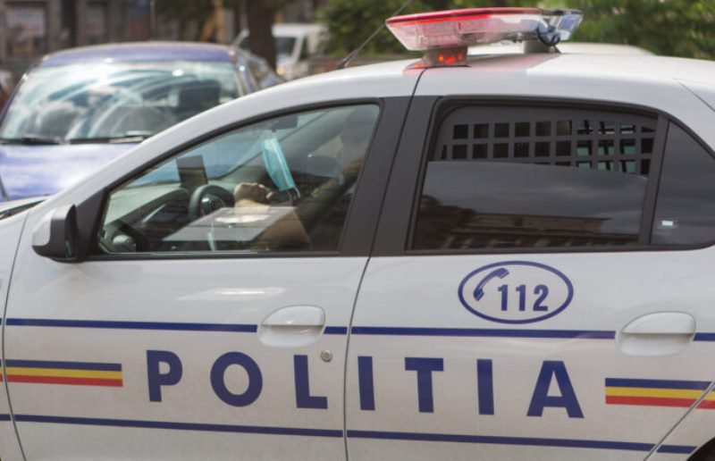 Tânăr imobilizat după ce a atacat un polițist și a avariat două autoturisme de pe o stradă din Botoșani