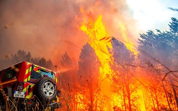 România trimite 77 de pompieri …