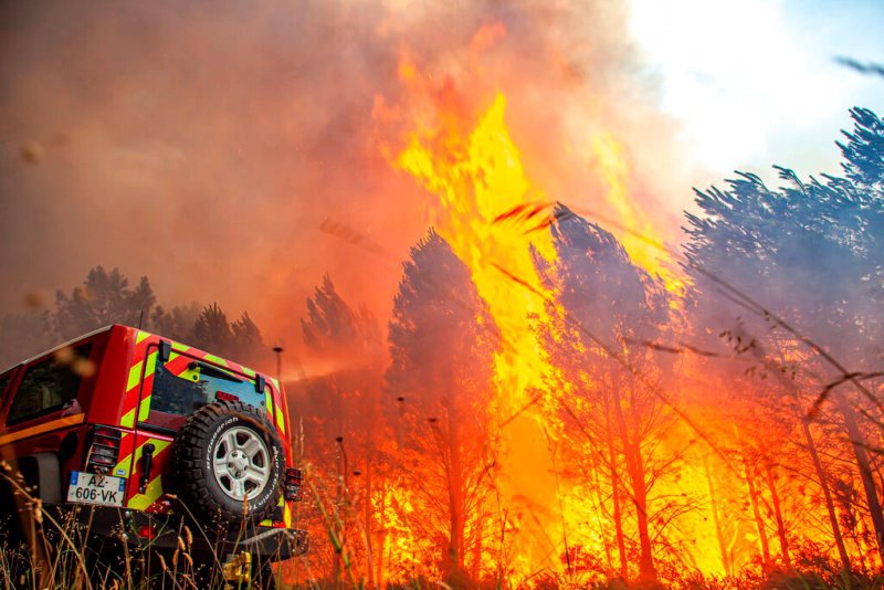 România trimite 77 de pompieri și 17 mașini în Franța, pentru a ajuta la stingerea incendiilor