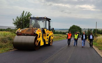 Au început lucrările de asfaltare …