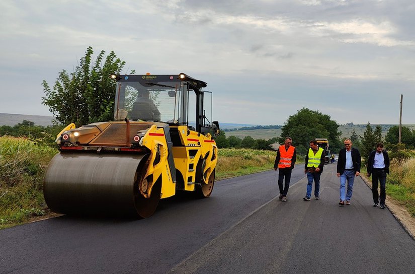 Au început lucrările de asfaltare pe DJ 296B Podeni – Ungureni - FOTO