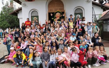 Copiii învățați de pompieri să …