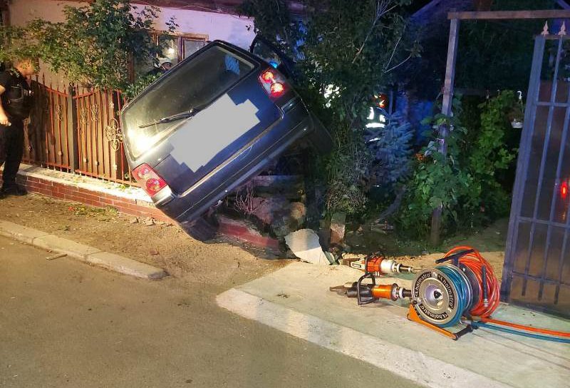 S-a oprit cu mașina în gardul unei gospodării din Săveni după ce s-a urcat băut la volan - FOTO