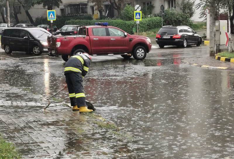 Pompierii au intervenit într-o intersecție din Botoșani unde s-a acumulat apă pe carosabil - FOTO