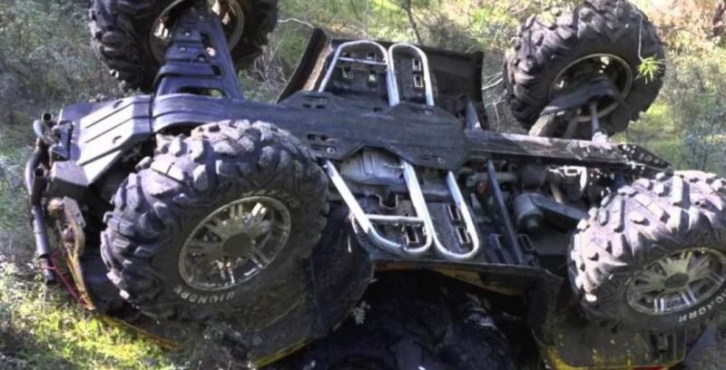 Două botoșănence rănite într-un accident după ce au intrat cu ATV-ul într-un copac
