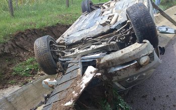 Mașină cu roțile în sus …