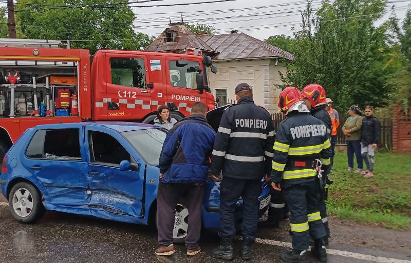 Accident la Vârfu Câmpului! Un bărbat a ajuns la spital după un carambol cu trei mașini - FOTO