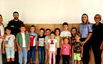Poliţiştii botoşăneni alături de copii …