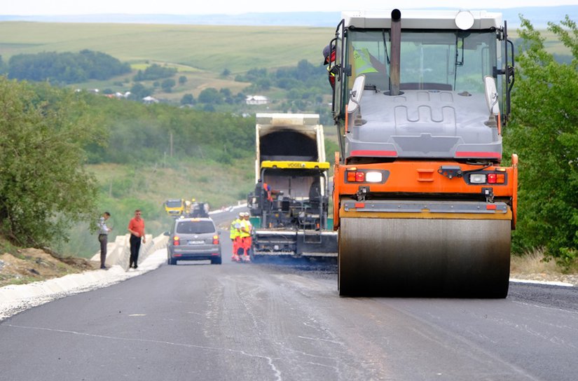 Lucrări de modernizare finalizate pe două sectoare de drum județean afectate de alunecări de teren - FOTO