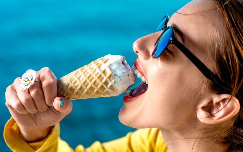 Ce se întâmplă în corpul tău dacă mănânci prea repede înghețata