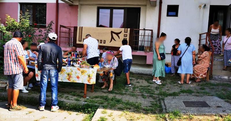 Amendat de jandarmi cu 1000 de lei pentru un picnic în fața blocului