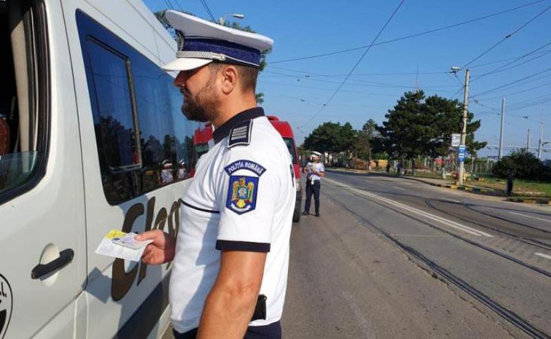 Acțiune a polițiștilor botoșăneni pentru verificarea legalității transportului public de persoane - FOTO