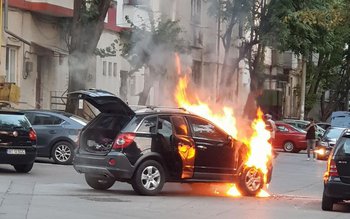 Autoturism cuprins de flăcări pe …