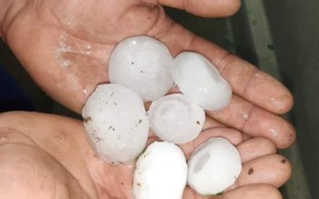 Grindină cât pumnul! Bucăţile mari …