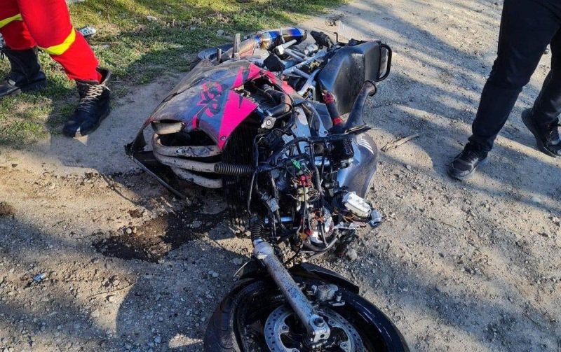 Un motociclist în vârstă de 23 de ani a ajuns la spital după ce s-a izbit de un cap de pod