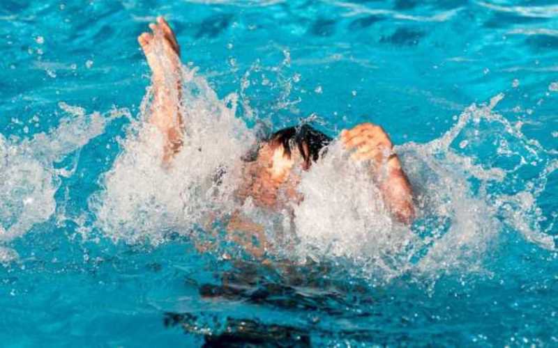 Un tânăr de 18 ani și-a pierdut viața după ce s-a înecat într-o piscină
